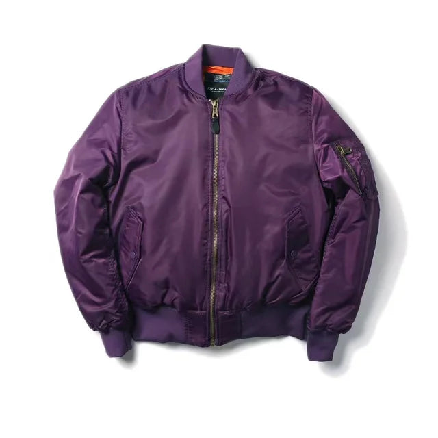 "Stoer zwart nylon bomberjack voor dames, winddicht en waterafstotend met klassieke MA-1 pilotenstijl en geribbelde details."