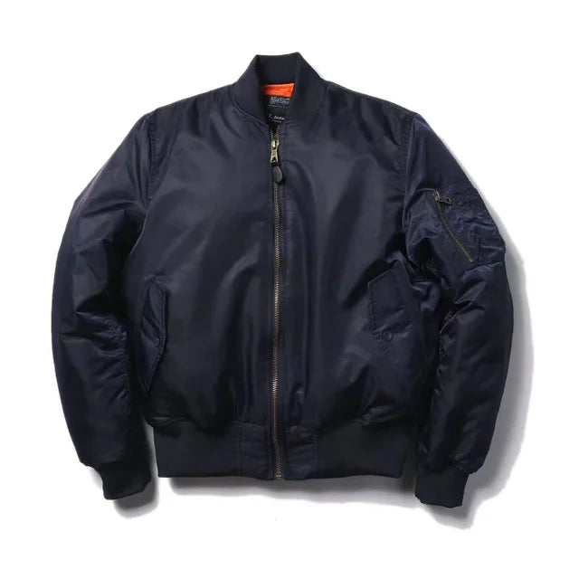 "Stoer zwart nylon bomberjack voor dames, winddicht en waterafstotend met klassieke MA-1 pilotenstijl en geribbelde details."