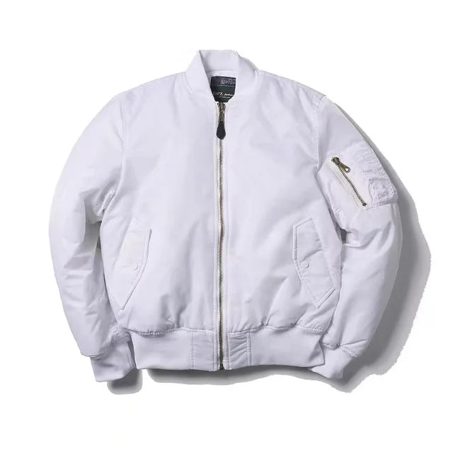 "Stoer zwart nylon bomberjack voor dames, winddicht en waterafstotend met klassieke MA-1 pilotenstijl en geribbelde details."