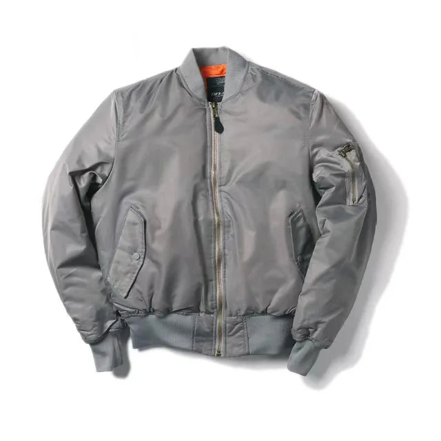 "Stoer zwart nylon bomberjack voor dames, winddicht en waterafstotend met klassieke MA-1 pilotenstijl en geribbelde details."