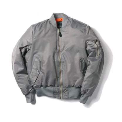 "Stoer zwart nylon bomberjack voor dames, winddicht en waterafstotend met klassieke MA-1 pilotenstijl en geribbelde details."