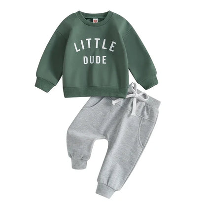 "Stoere herfstoutfit voor jongens met een kleurrijke letterprint trui en comfortabele broek, perfect voor actieve peuters."
