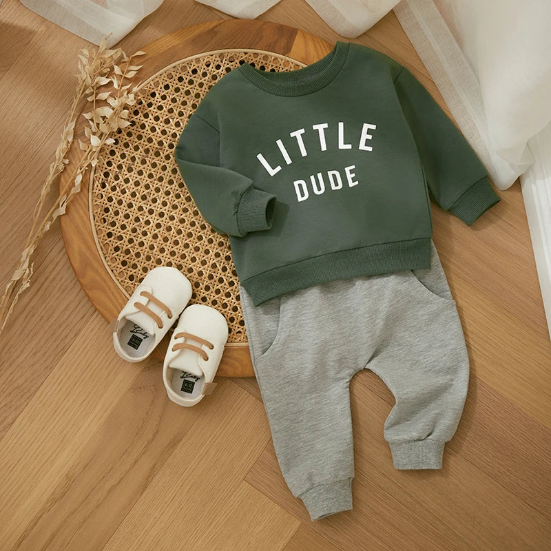 "Stoere herfstoutfit voor jongens met een kleurrijke letterprint trui en comfortabele broek, perfect voor actieve peuters."