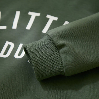 "Stoere herfstoutfit voor jongens met een kleurrijke letterprint trui en comfortabele broek, perfect voor actieve peuters."
