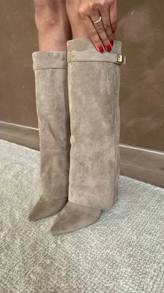 "Suède dames kniehoge laarzen met verborgen hiel, elegante gouden riemdetails, luxe uitstraling, comfort voor dagelijks gebru