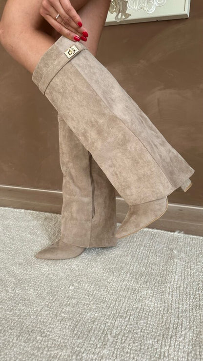 "Suède dames kniehoge laarzen met verborgen hiel, elegante gouden riemdetails, luxe uitstraling, comfort voor dagelijks gebru