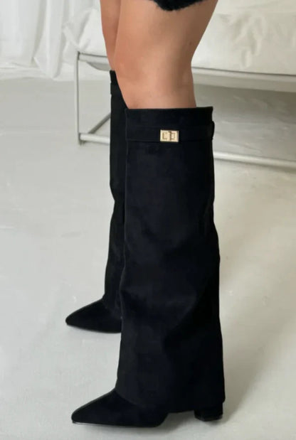 "Suède dames kniehoge laarzen met verborgen hiel, elegante gouden riemdetails, luxe uitstraling, comfort voor dagelijks gebru