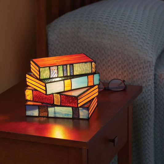 "Tiffany stijl boeklamp met glas-in-lood design, artistiek en vintage, kleurrijk licht over open boeken, ideale leeslamp."