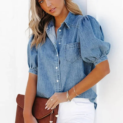 "Tijdloze dames denim blouse met klassieke snit, knopen en zachte stof, perfect voor casual en formele gelegenheden."