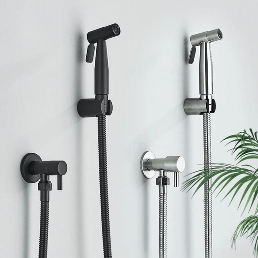 "Toilet bidet sprayer voor hygiëne, modern zilver design, duurzaam materiaal, eenvoudig te installeren, waterbesparend."