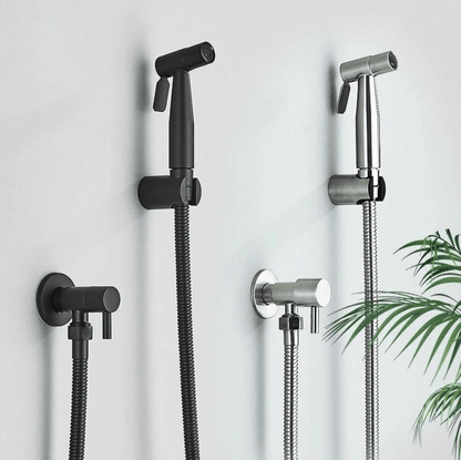 "Toilet bidet sprayer voor hygiëne, modern zilver design, duurzaam materiaal, eenvoudig te installeren, waterbesparend."