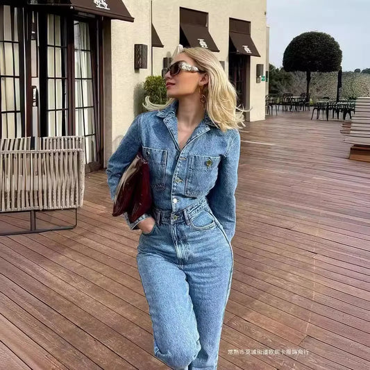 "Trendy denim dames jumpsuit met rechte pasvorm en stijlvolle knopen, ideaal voor comfortabele herfstoutfits."