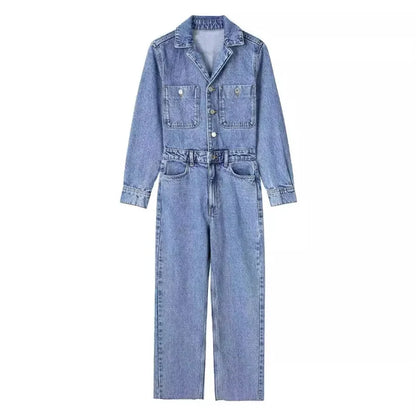 "Trendy denim dames jumpsuit met rechte pasvorm en stijlvolle knopen, ideaal voor comfortabele herfstoutfits."
