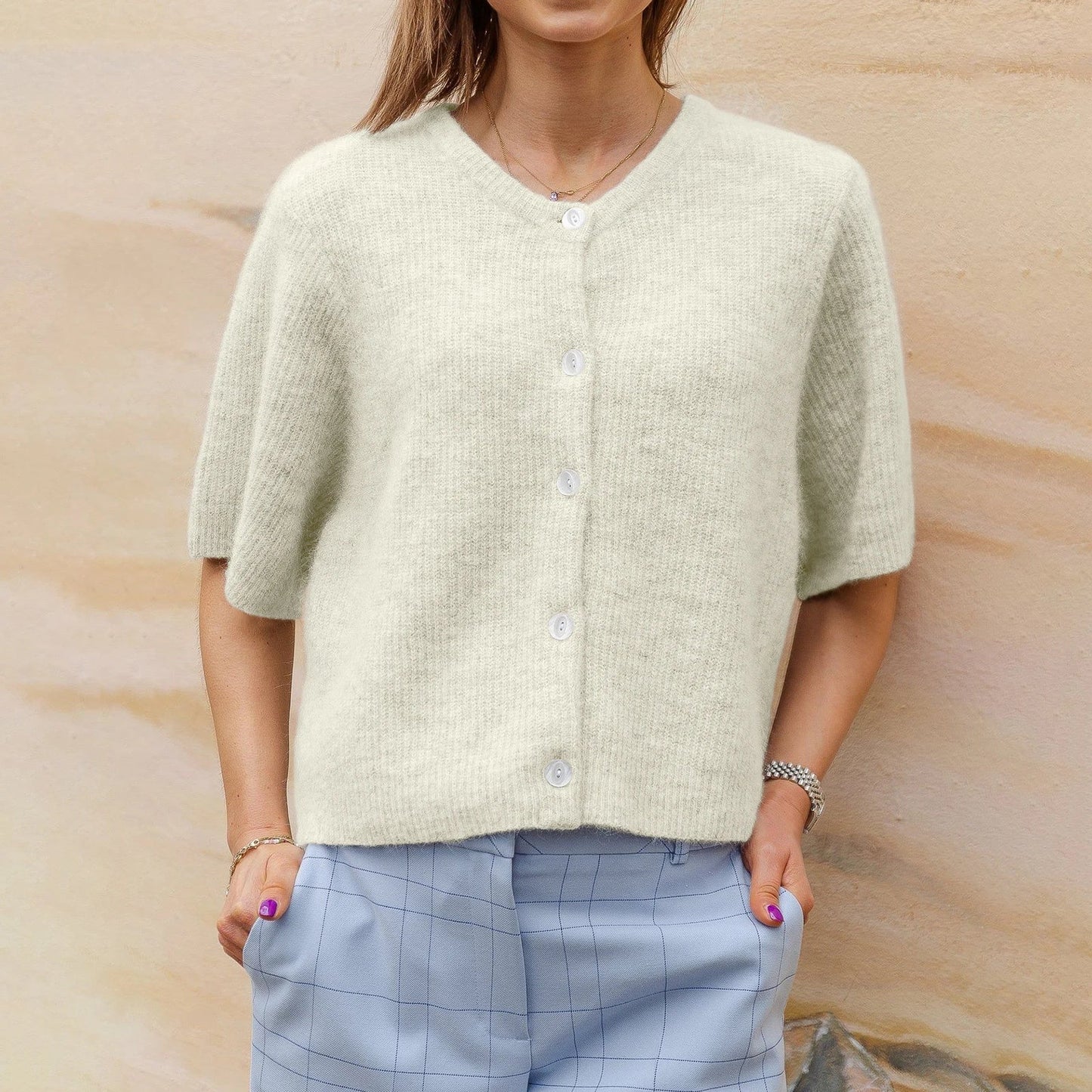 "Trendy gele streetwear blouse met korte mouwen en ronde hals, perfect voor een moderne, veelzijdige look in dameskleding."