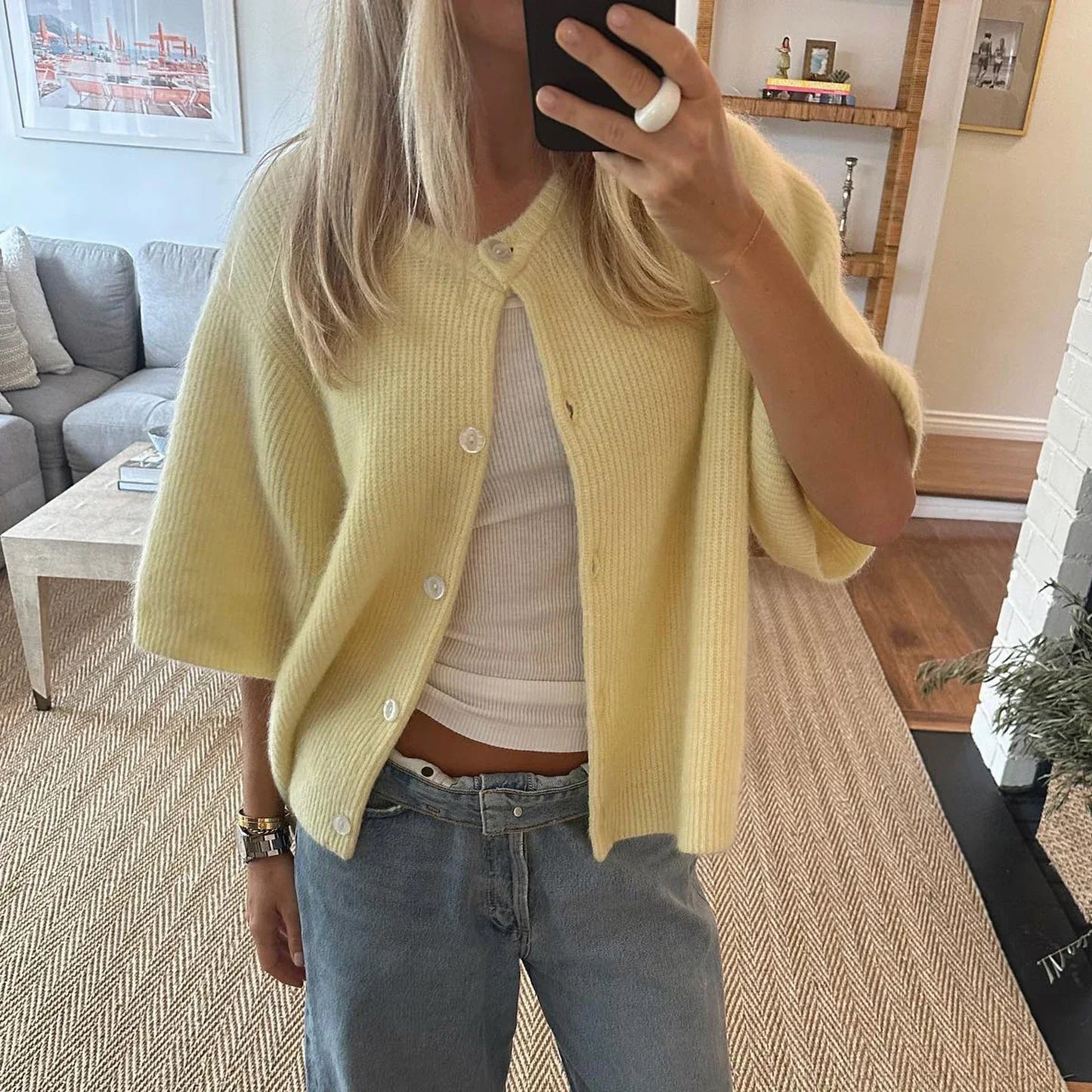 "Trendy gele streetwear blouse met korte mouwen en ronde hals, perfect voor een moderne, veelzijdige look in dameskleding."