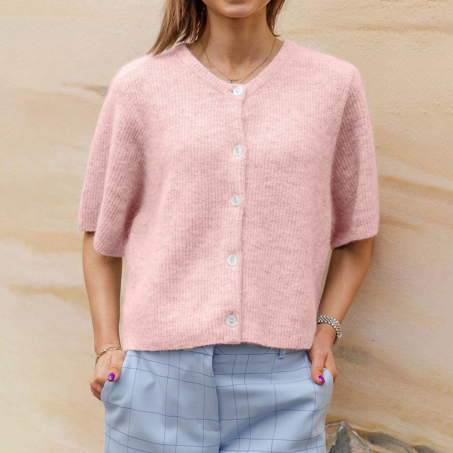 "Trendy gele streetwear blouse met korte mouwen en ronde hals, perfect voor een moderne, veelzijdige look in dameskleding."