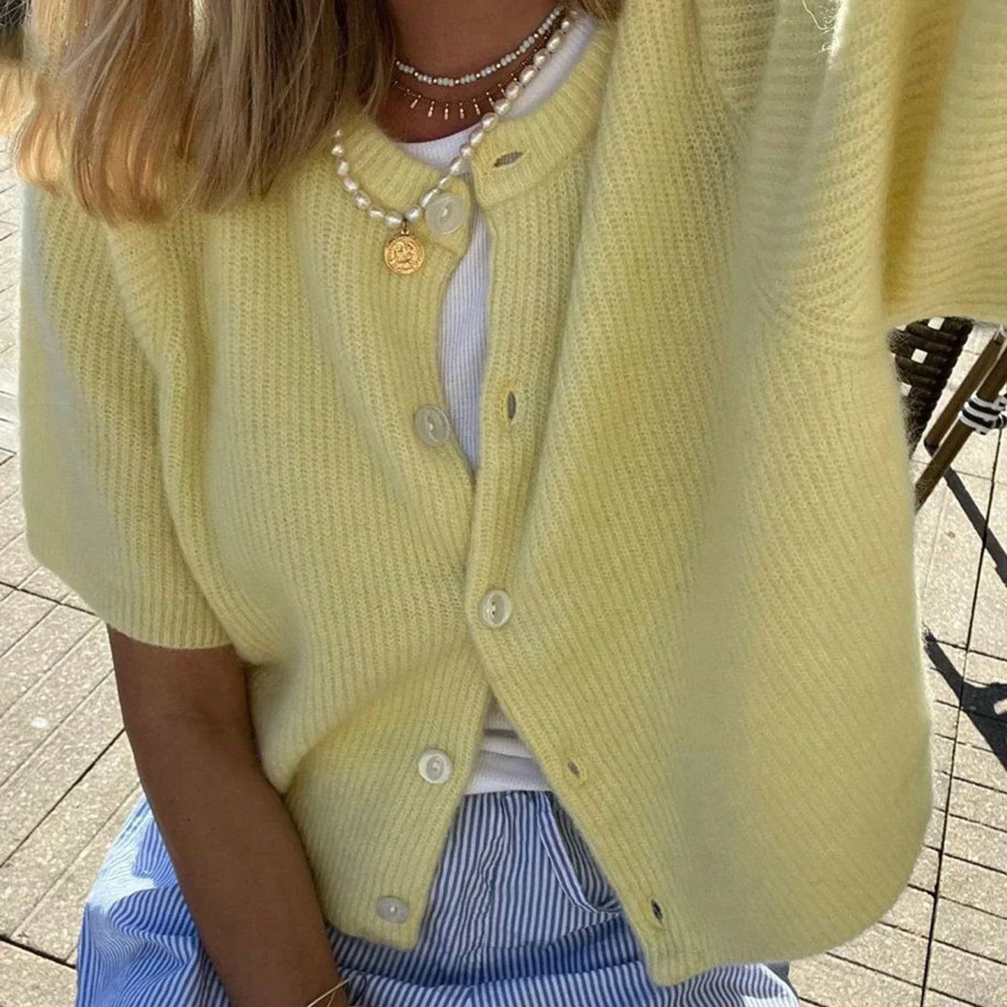 "Trendy gele streetwear blouse met korte mouwen en ronde hals, perfect voor een moderne, veelzijdige look in dameskleding."