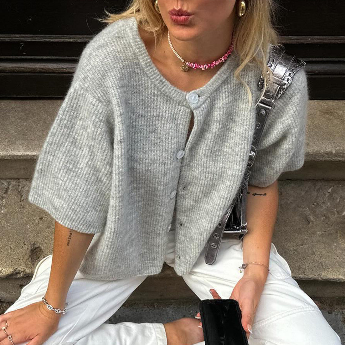 "Trendy gele streetwear blouse met korte mouwen en ronde hals, perfect voor een moderne, veelzijdige look in dameskleding."