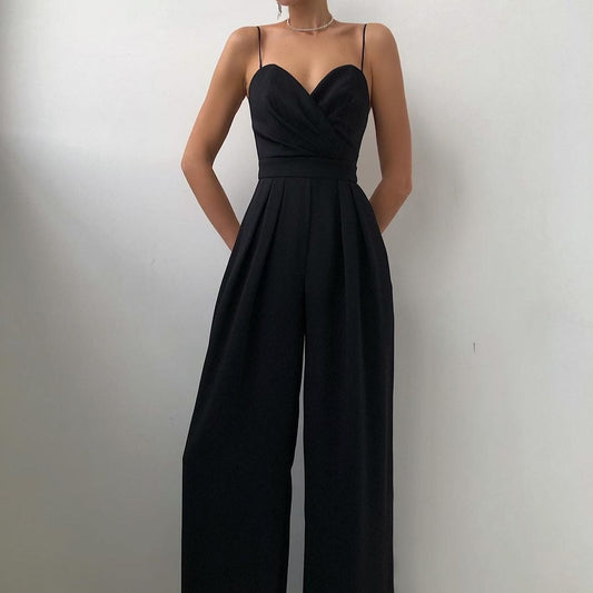 "Trendy Sienna jumpsuit met verleidelijke schouderbanden en nauwsluitende pasvorm, ideaal voor comfort en stijl."