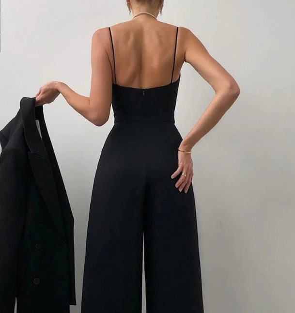 "Trendy Sienna jumpsuit met verleidelijke schouderbanden en nauwsluitende pasvorm, ideaal voor comfort en stijl."