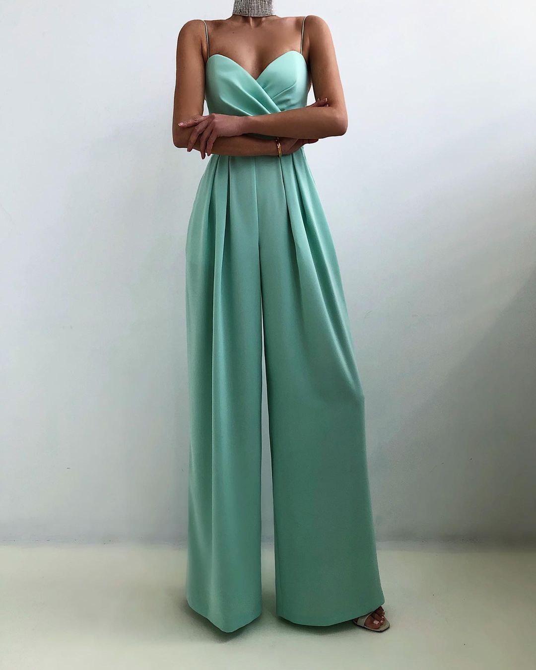 "Trendy Sienna jumpsuit met verleidelijke schouderbanden en nauwsluitende pasvorm, ideaal voor comfort en stijl."