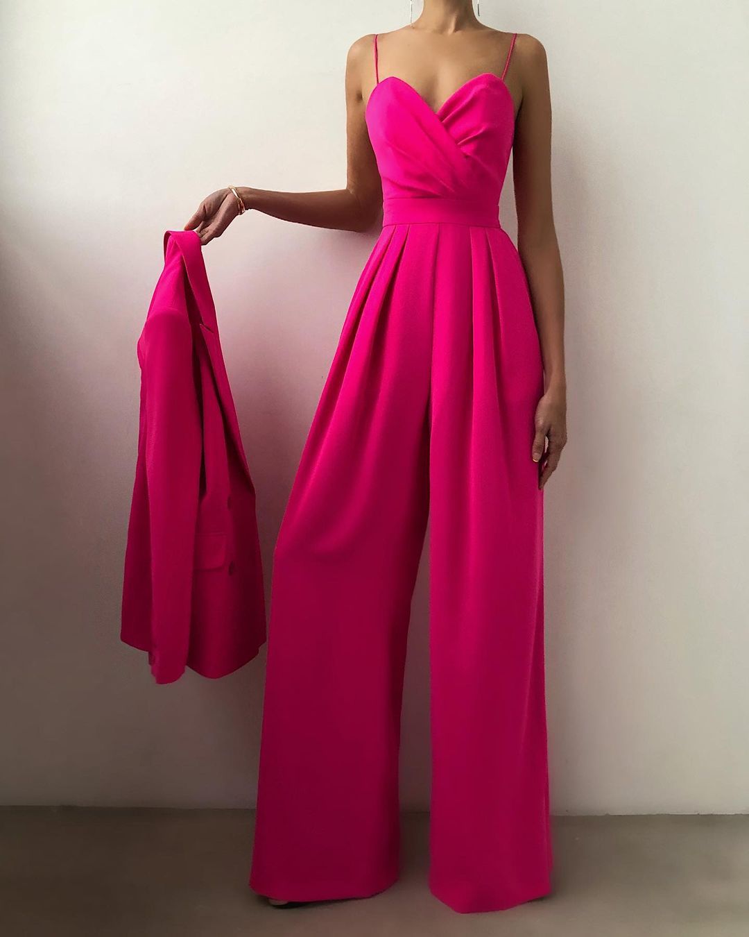 "Trendy Sienna jumpsuit met verleidelijke schouderbanden en nauwsluitende pasvorm, ideaal voor comfort en stijl."