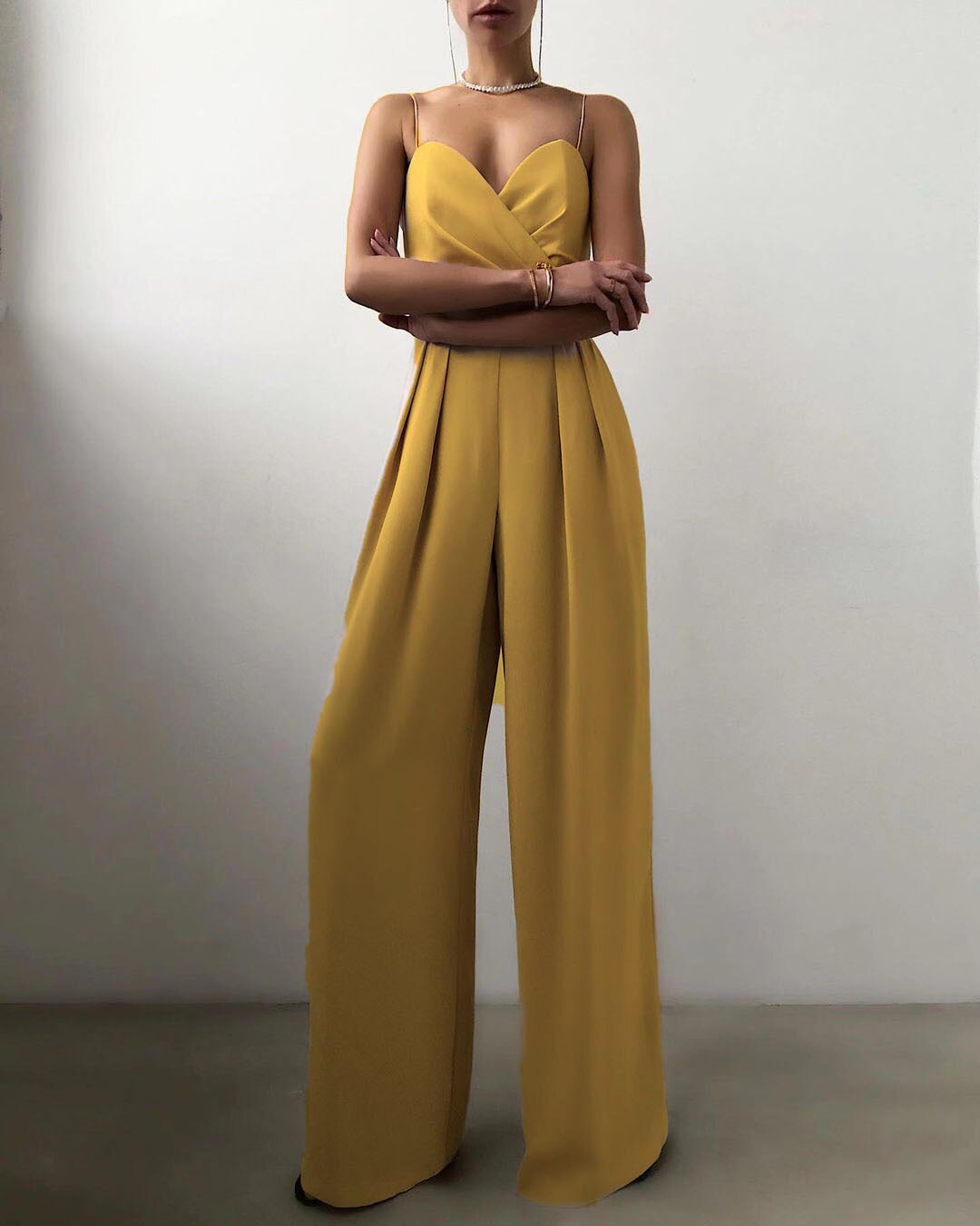"Trendy Sienna jumpsuit met verleidelijke schouderbanden en nauwsluitende pasvorm, ideaal voor comfort en stijl."