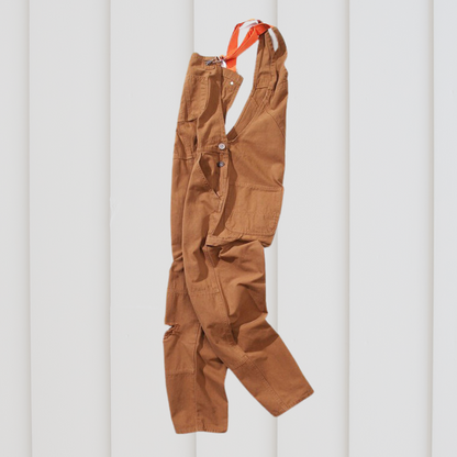 "Tuin dungarees in groen, verstelbare schouderbanden, comfortabel en ademend materiaal, ideaal voor dagelijks tuinieren."