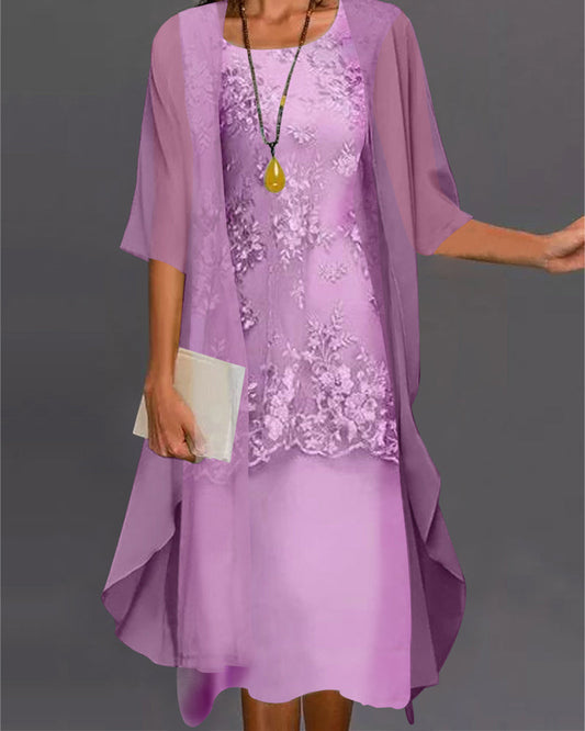 "Tweedelige chiffon jurk, knielengte, luchtig en elegant, in hemelsblauw. Perfect voor elke gelegenheid."