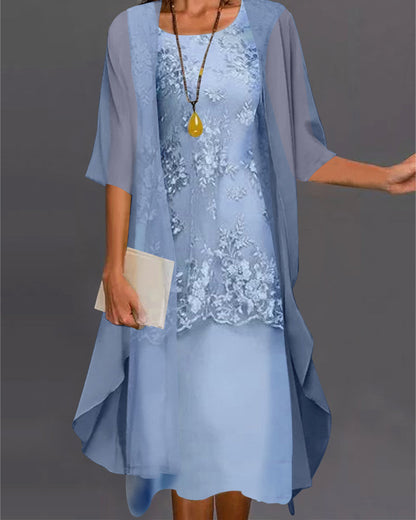"Tweedelige chiffon jurk, knielengte, luchtig en elegant, in hemelsblauw. Perfect voor elke gelegenheid."