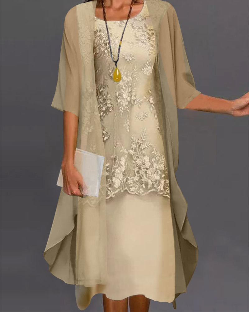 "Tweedelige chiffon jurk, knielengte, luchtig en elegant, in hemelsblauw. Perfect voor elke gelegenheid."
