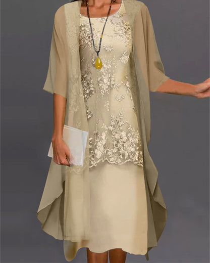 "Tweedelige chiffon jurk, knielengte, luchtig en elegant, in hemelsblauw. Perfect voor elke gelegenheid."