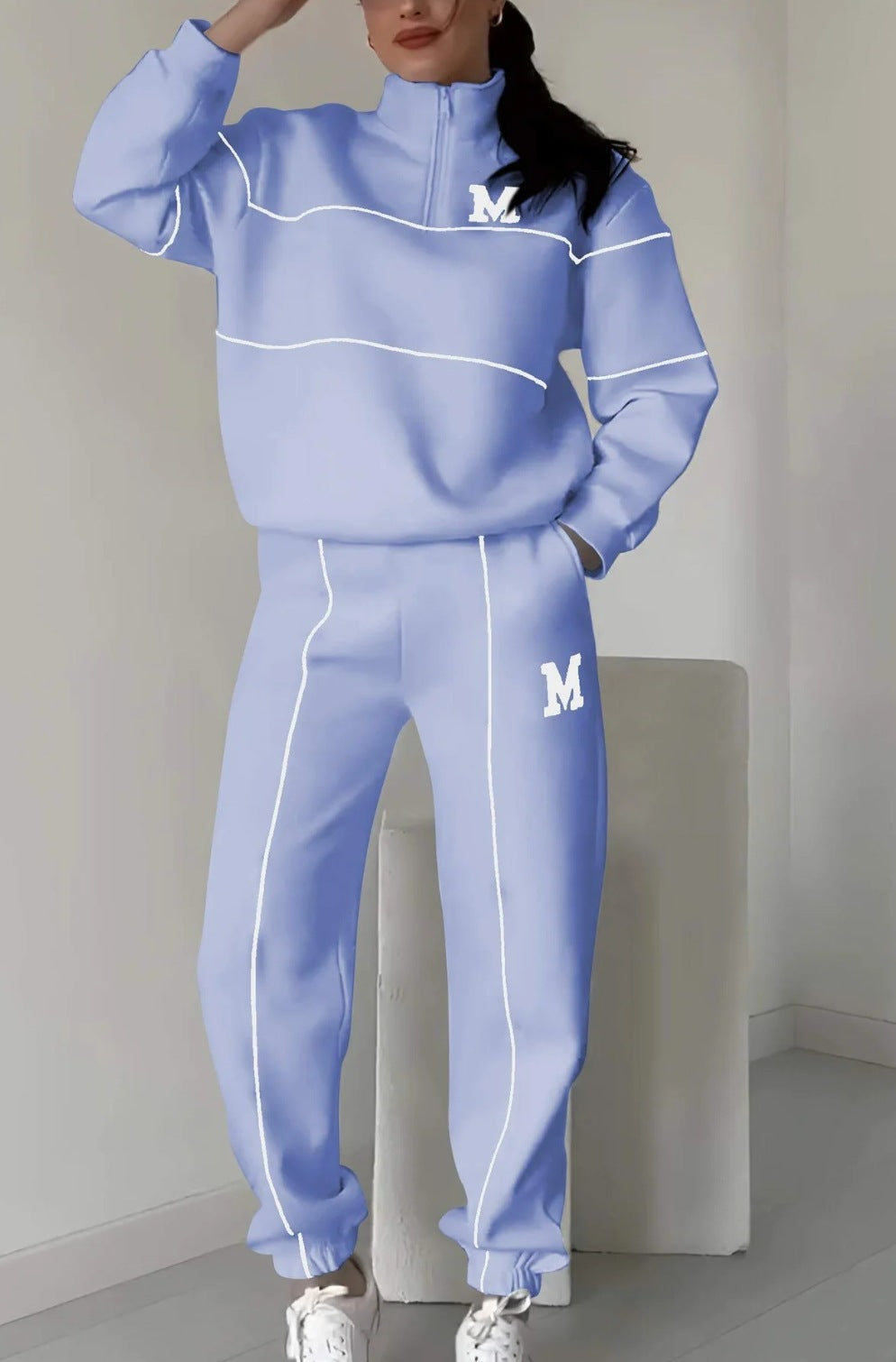 Tweedelige dames trainingsset, zachte stoffen, ontspannen fit, stijlvolle mix van comfort en elegantie, neutrale tinten.