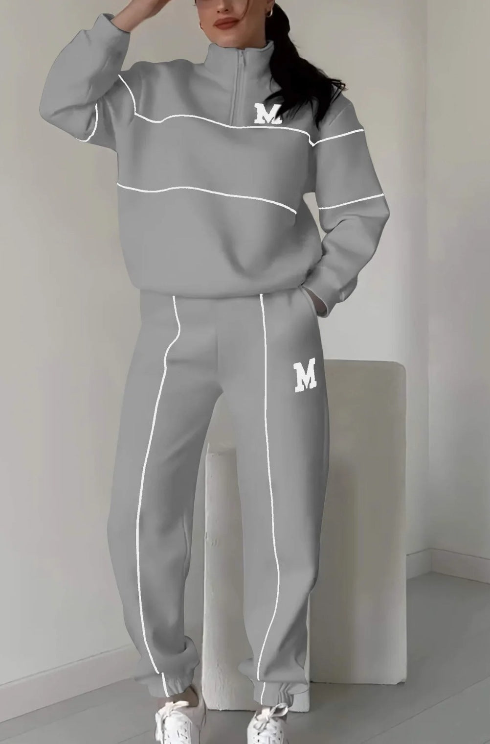 Tweedelige dames trainingsset, zachte stoffen, ontspannen fit, stijlvolle mix van comfort en elegantie, neutrale tinten.