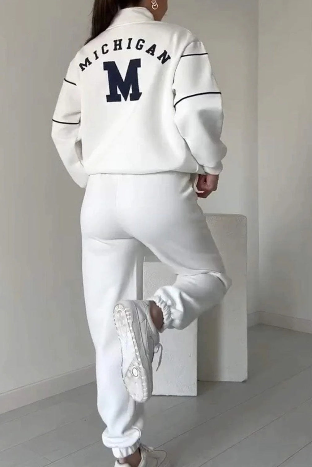 Tweedelige dames trainingsset, zachte stoffen, ontspannen fit, stijlvolle mix van comfort en elegantie, neutrale tinten.