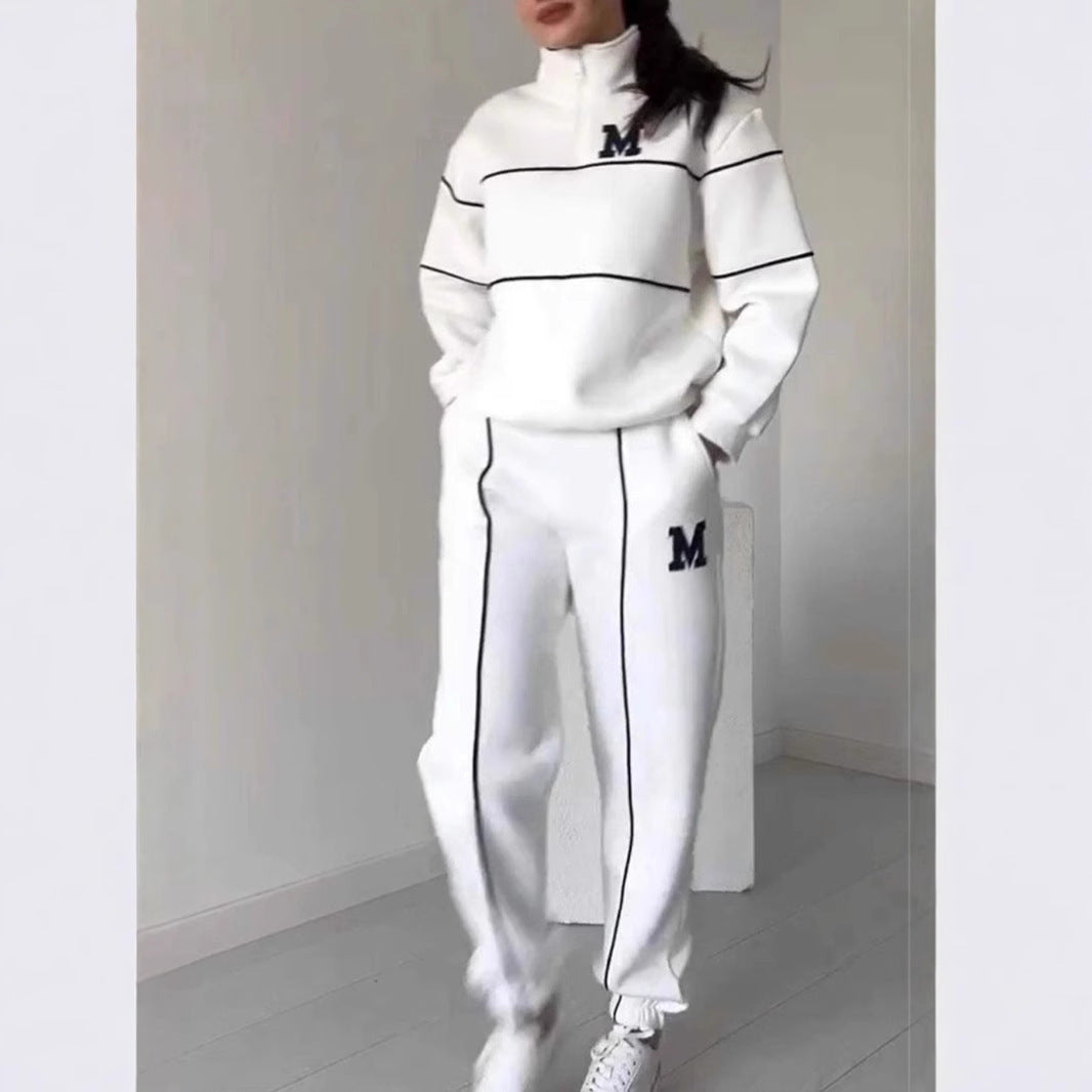 Tweedelige dames trainingsset, zachte stoffen, ontspannen fit, stijlvolle mix van comfort en elegantie, neutrale tinten.