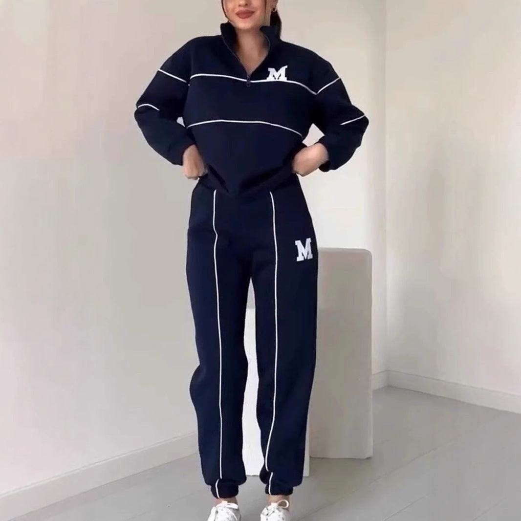 Tweedelige dames trainingsset, zachte stoffen, ontspannen fit, stijlvolle mix van comfort en elegantie, neutrale tinten.