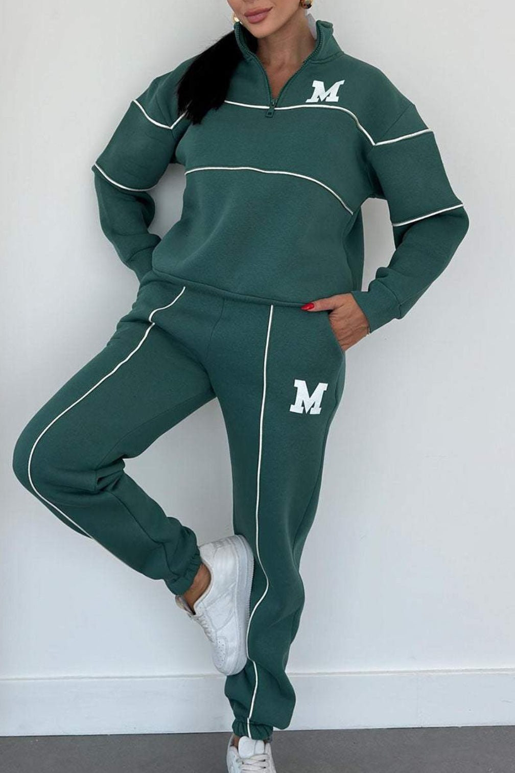 Tweedelige dames trainingsset, zachte stoffen, ontspannen fit, stijlvolle mix van comfort en elegantie, neutrale tinten.