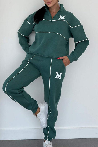 Tweedelige dames trainingsset, zachte stoffen, ontspannen fit, stijlvolle mix van comfort en elegantie, neutrale tinten.