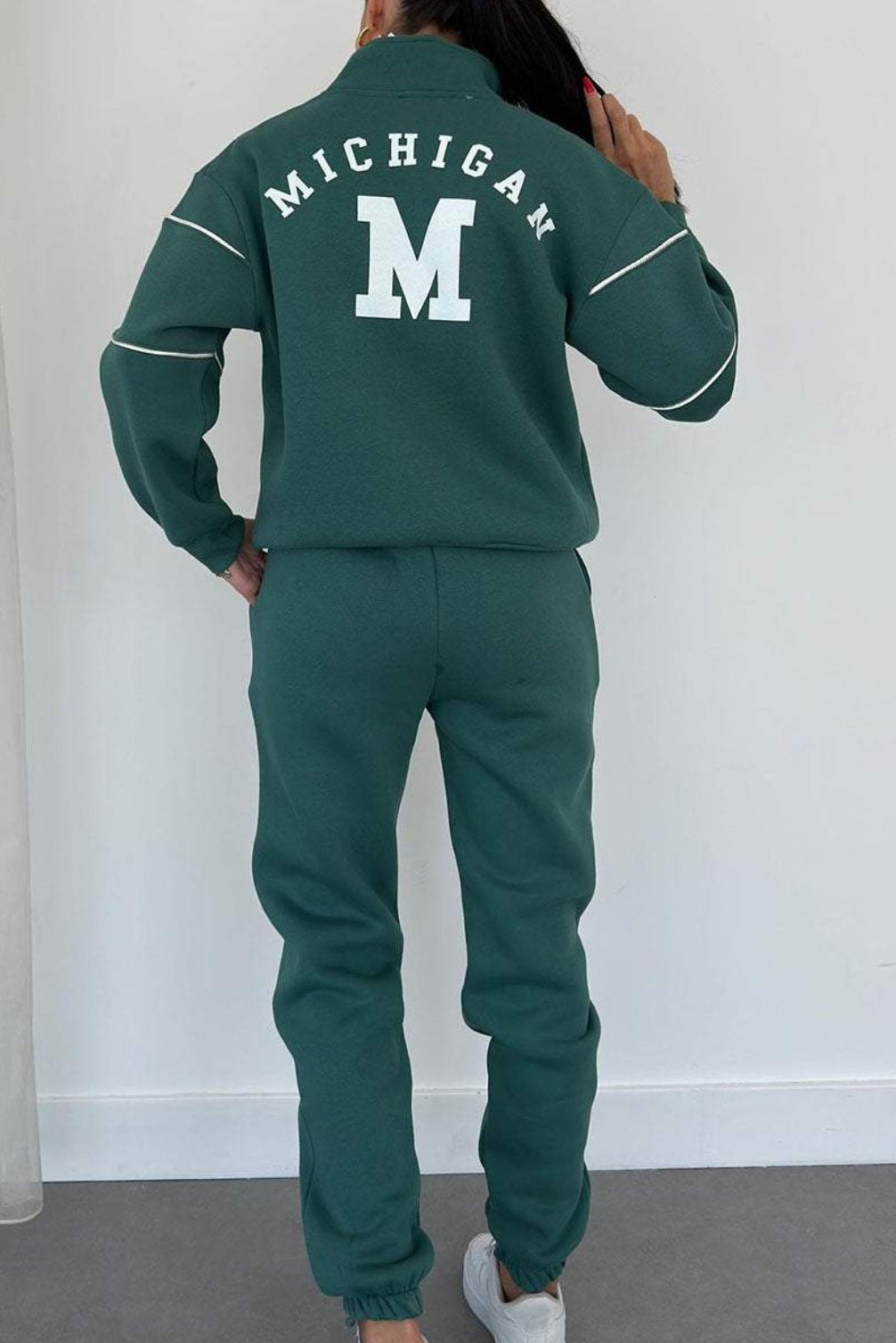 Tweedelige dames trainingsset, zachte stoffen, ontspannen fit, stijlvolle mix van comfort en elegantie, neutrale tinten.