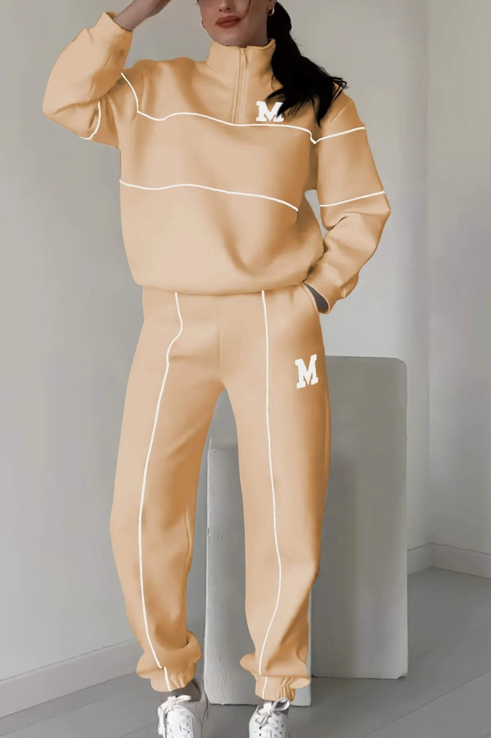 Tweedelige dames trainingsset, zachte stoffen, ontspannen fit, stijlvolle mix van comfort en elegantie, neutrale tinten.