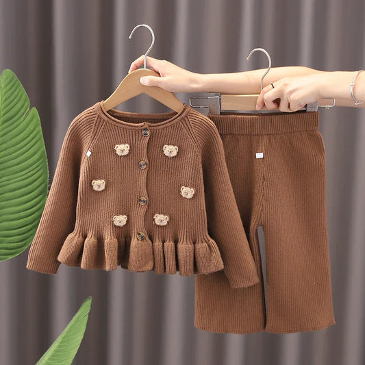 "Tweedelige winterset voor kinderen met berenontwerp, warm en trendy, perfect voor koude dagen, flexibel en comfortabel."
