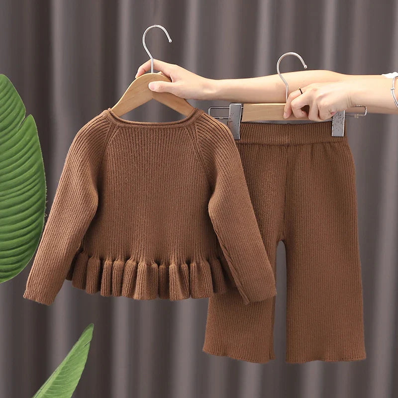 "Tweedelige winterset voor kinderen met berenontwerp, warm en trendy, perfect voor koude dagen, flexibel en comfortabel."