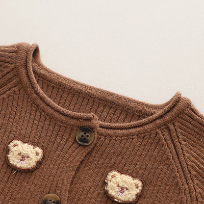 "Tweedelige winterset voor kinderen met berenontwerp, warm en trendy, perfect voor koude dagen, flexibel en comfortabel."