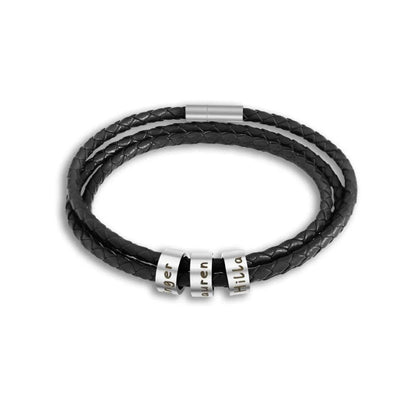"Unisex leren armband met zilveren kralen en persoonlijke namen in zwart of bruin, stijlvol en betekenisvol accessoire."