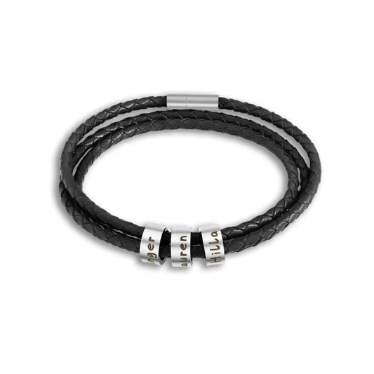 "Unisex leren armband met zilveren kralen en persoonlijke namen in zwart of bruin, stijlvol en betekenisvol accessoire."