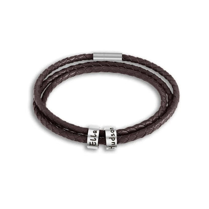 "Unisex leren armband met zilveren kralen en persoonlijke namen in zwart of bruin, stijlvol en betekenisvol accessoire."