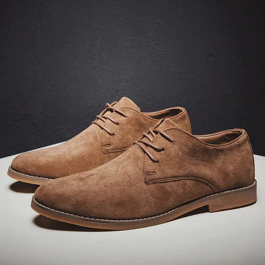 "Veganistisch suède Oxford herenschoenen in bruin, khaki, zwart. Stijlvol ontwerp met duurzame, zachte zolen voor comfort."