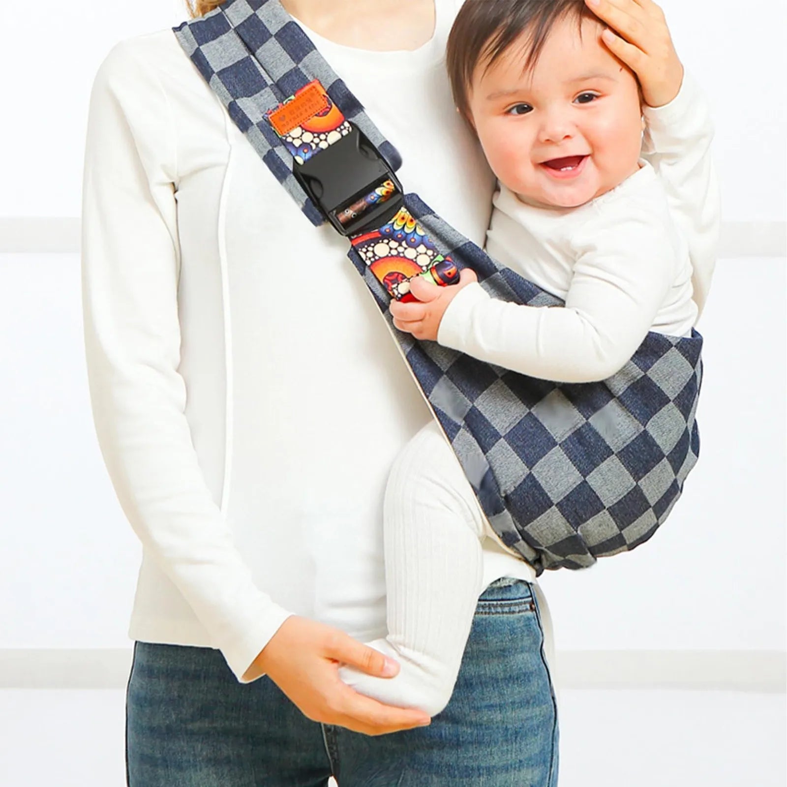 Verstelbare baby draagdoek in grijze tinten, ergonomisch ontwerp voor comfort en gebruiksgemak, ideaal voor ouders onderweg.