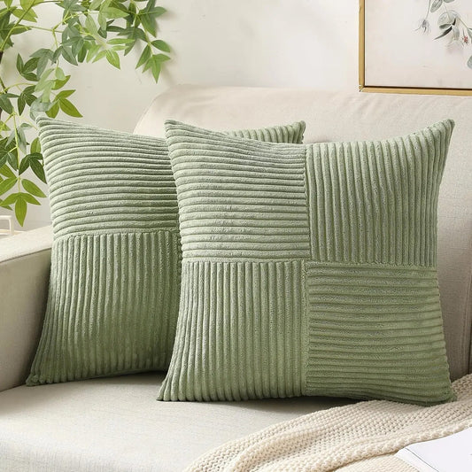 Vierkante kussenhoes van zacht ribfluweel, 45x45 cm, met geribbelde structuur in diverse kleuren en verborgen ritssluiting.